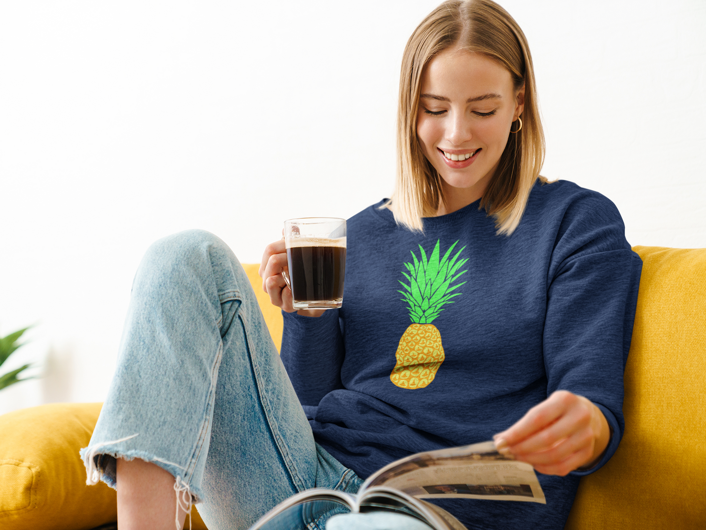 Women’s dark blue organic cotton sweatshirt.